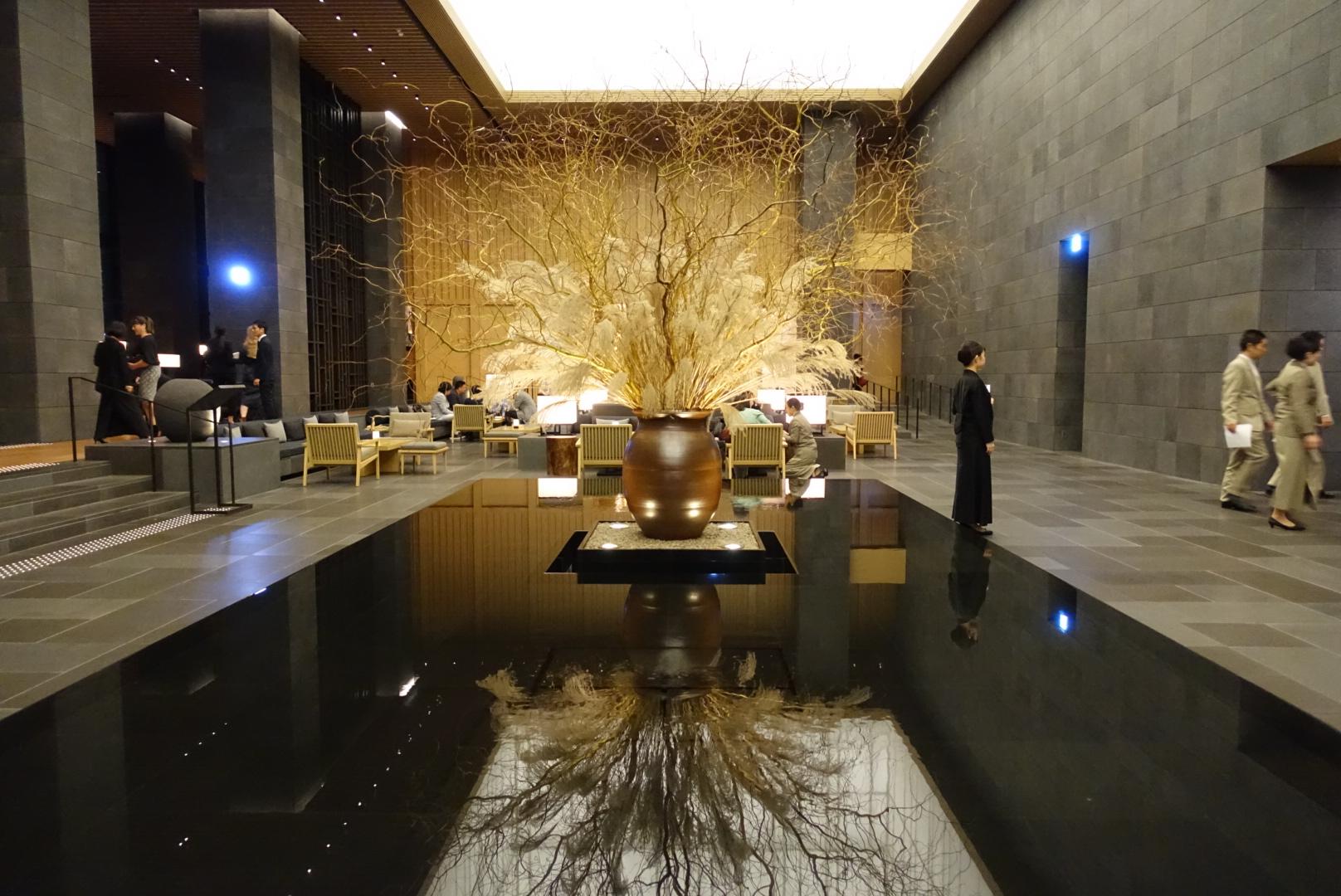 アマン東京で打ち合わせ。天井の高さが魅力のロビーとラウンジで一呼吸。 人生を豊かにする高級ホテル＆スパ情報！